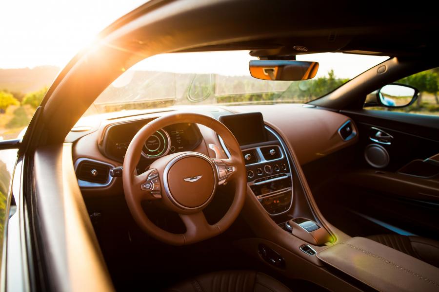 Интерьер Aston Martin DB11 2016 года  (WW) (фото 6 из 41)
